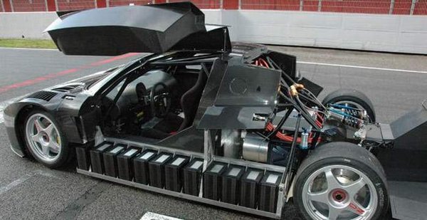 Карбоновый монокок и расположенные по бокам кузова литиево-полимерные батареи