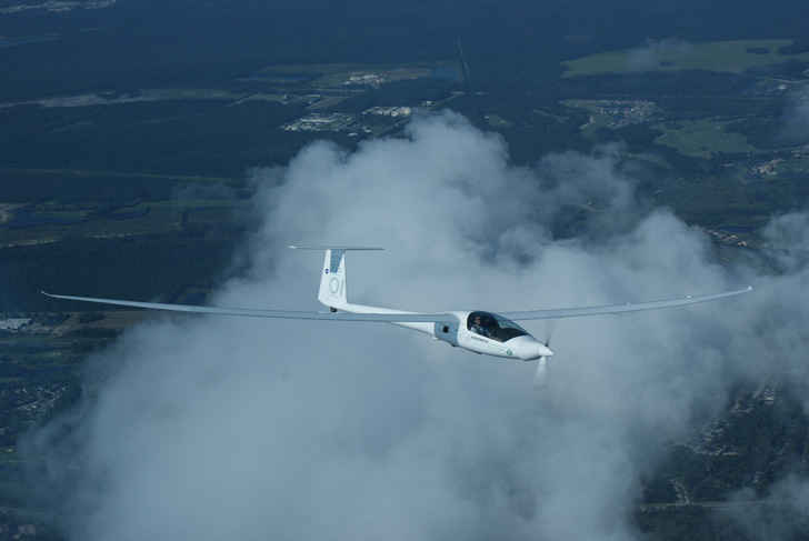 Размах крыла – 22.8 м., длина 8.42 м. Средняя скорость полета – 160 км./ч.. Внутри два места для сиденья.